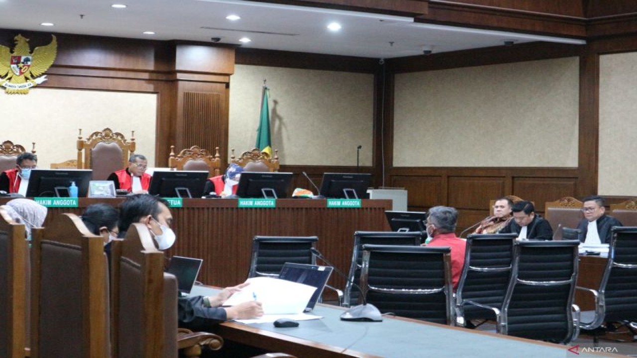 Sidang dengan terdakwa Direktur PT Diratama Jaya Mandiri Irfan Kurnia dalam kasus dugaan korupsi pengadaan helikopter AgustaWestland (AW) 101 untuk kendaraan VIP/VVIP Presiden yang merugikan keuangan negara sebesar Rp738,9 miliar di pengadilan Tindak Pidana Korupsi (Tipikor) Jakarta pada Senin (5/12/2022). (ANTARA/Desca Lidya Natalia)
