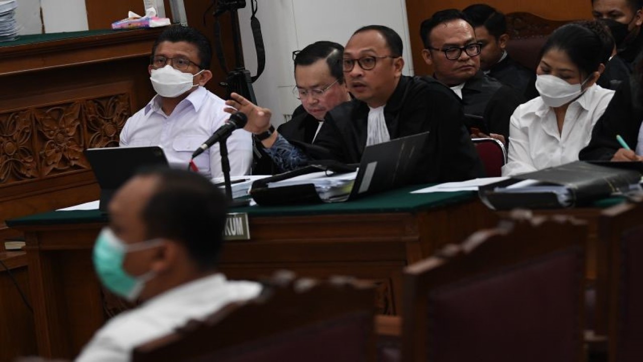 Terdakwa kasus pembunuhan berencana Brigadir Yosua Hutabarat, Ferdy Sambo (kiri), beserta istri Putri Candrawathi (kanan) yang juga terdakwa menjalani sidang lanjutan di Pengadilan Negeri Jakarta Selatan, Jakarta, Selasa (20-12-2022). Sidang tersebut beragendakan pemeriksaan saksi ahli yang dihadirkan oleh jaksa penuntut umum. ANTARA FOTO/Sigid Kurniawan/wsj.