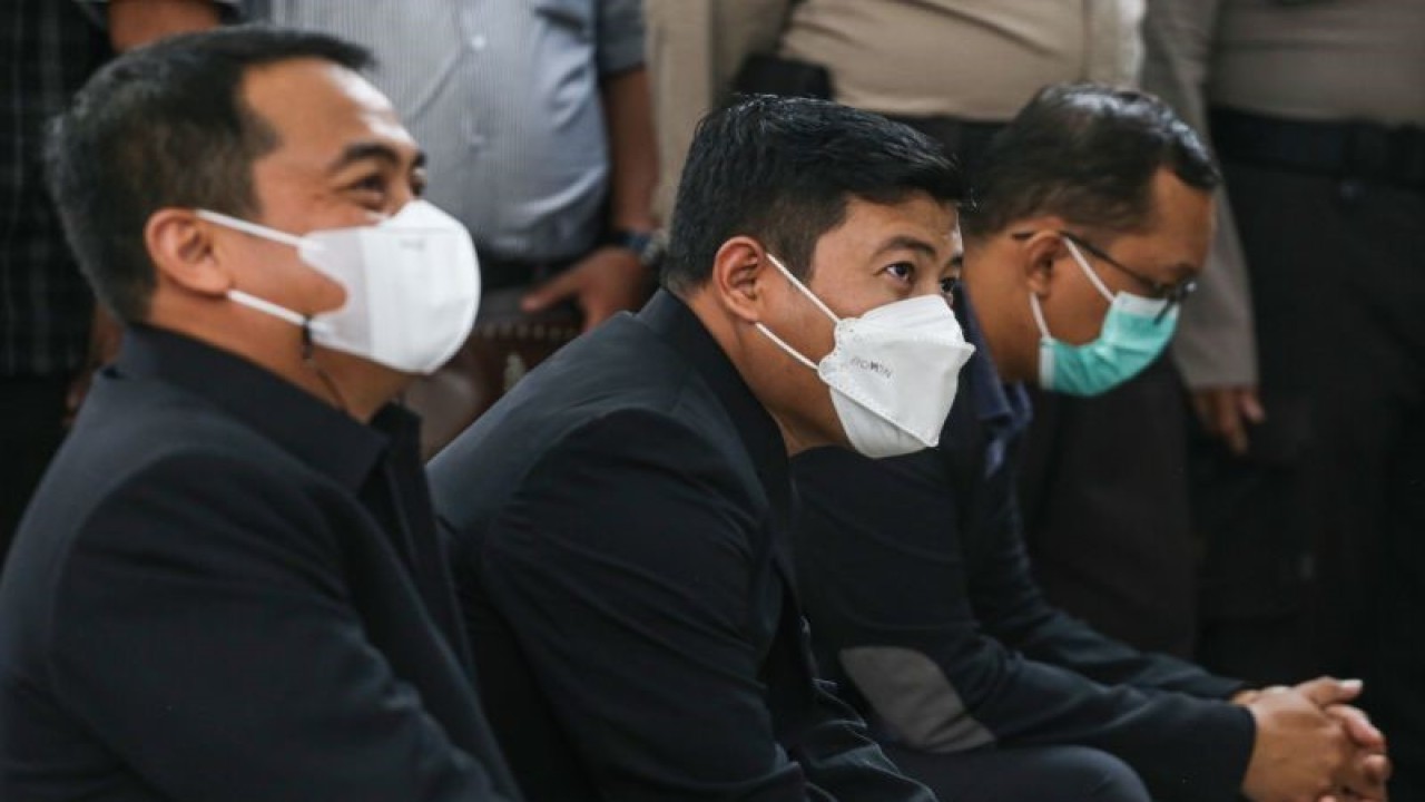 Ahli Digital Forensik Heri Priyanto (kanan), Ahli Balistik Adi Sumirat (kiri) bersama Ahli Poligraf Aji Fibrianto Ar-Rosyid (tengah) menunggu pemeriksaan sebagai saksi ahli saat mengikuti sidang lanjutan kasus pembunuhan Brigadir J di PN Jakarta Selatan, Jakarta, Rabu (14/12/2022). Sidang tersebut beragendakan pemeriksaan lima orang ahli dari Jaksa Penuntut Umum (JPU) yaitu ahli digital forensik, ahli balistik, ahli poligraf, ahli biologi forensik dan ahli DNA. ANTARA FOTO/Asprilla Dwi Adha/wsj. (ANTARA FOTO/ASPRILLA DWI ADHA)