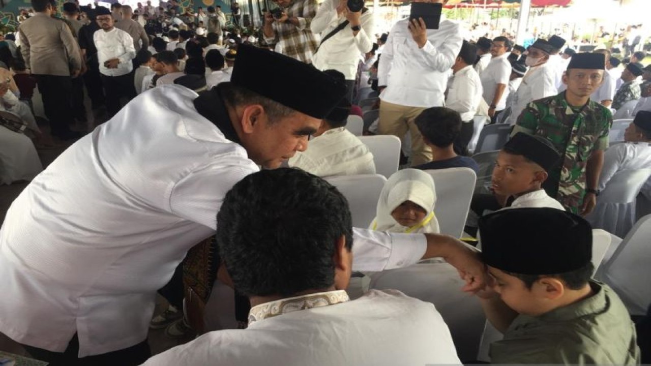 Wakil Ketua MPR Ahmad Muzani menyerahkan santunan untuk anak yatim dalam peringatan Maulid Raya Nabi Muhammad SAW yang di pusatkan di Komplek Meuligoe Wali Naggroe Aceh di Aceh Besar, Selasa(20/12/20223. ANTARA/M Ifdhal