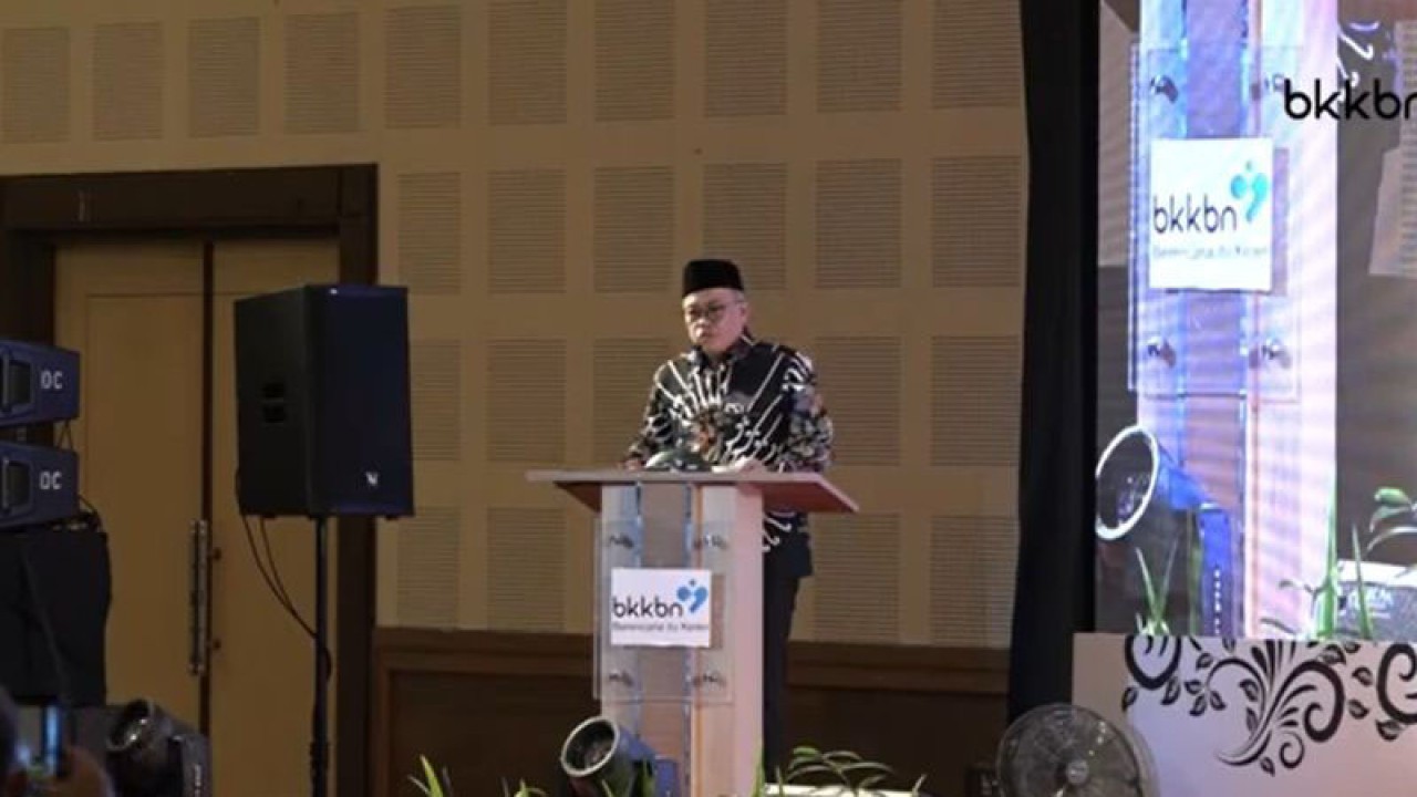 Tangkapan layar Direktur Penerangan Agama Islam Kemenag Ahmad Zayadi dalam Sosialisasi Bagi Para Penyuluh Agama dalam Percepatan Penurunan Stunting yang diikuti secara daring di Jakarta, Rabu (28/12/2022). (ANTARA/Hreeloita Dharma Shanti)