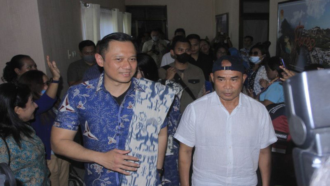 Ketua Umum DPP Partai Demokrat, Agus Harimurti Yudhoyono (kiri), berbincang-bincang dengan Gubernur NTT, Viktor B Laiskodat, saat tiba di bandara El Tari Kupang, NTT Selasa (6/12/2022). Kedatangan AHY ke Kupang, NTT selain melantik pengurus DPC Partai Demokrat NTT serta memberikan kuliah umum bagi ribuan mahasiswa di Universitas Widya Mandira Kupang, NTT, Kupang. ANTARA