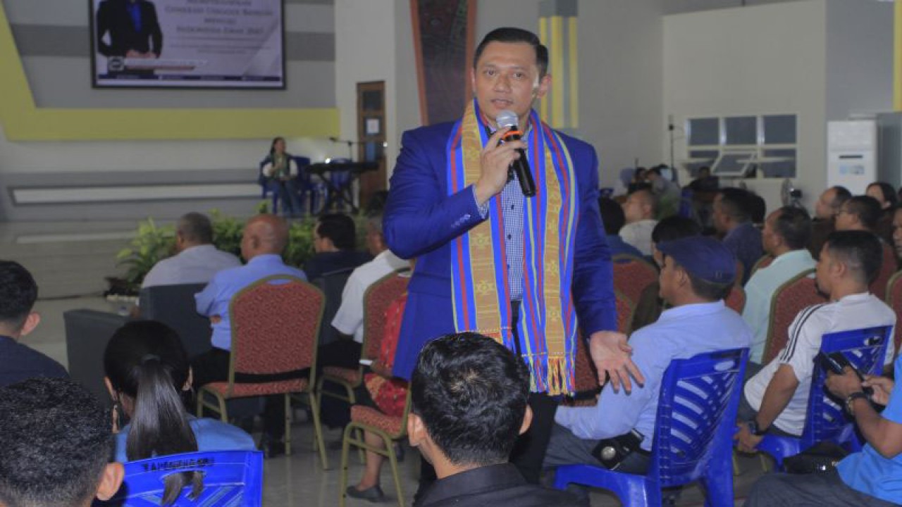 Ketua Umum DPP Partai Demokrat, Agus Harimurti Yudhoyono (AHY) memberikan kuliah umum kepada mahasiswa di Universitas Widya Mandira Kupang, Selasa (6/12). ANTARA/Kornelis Kaha.