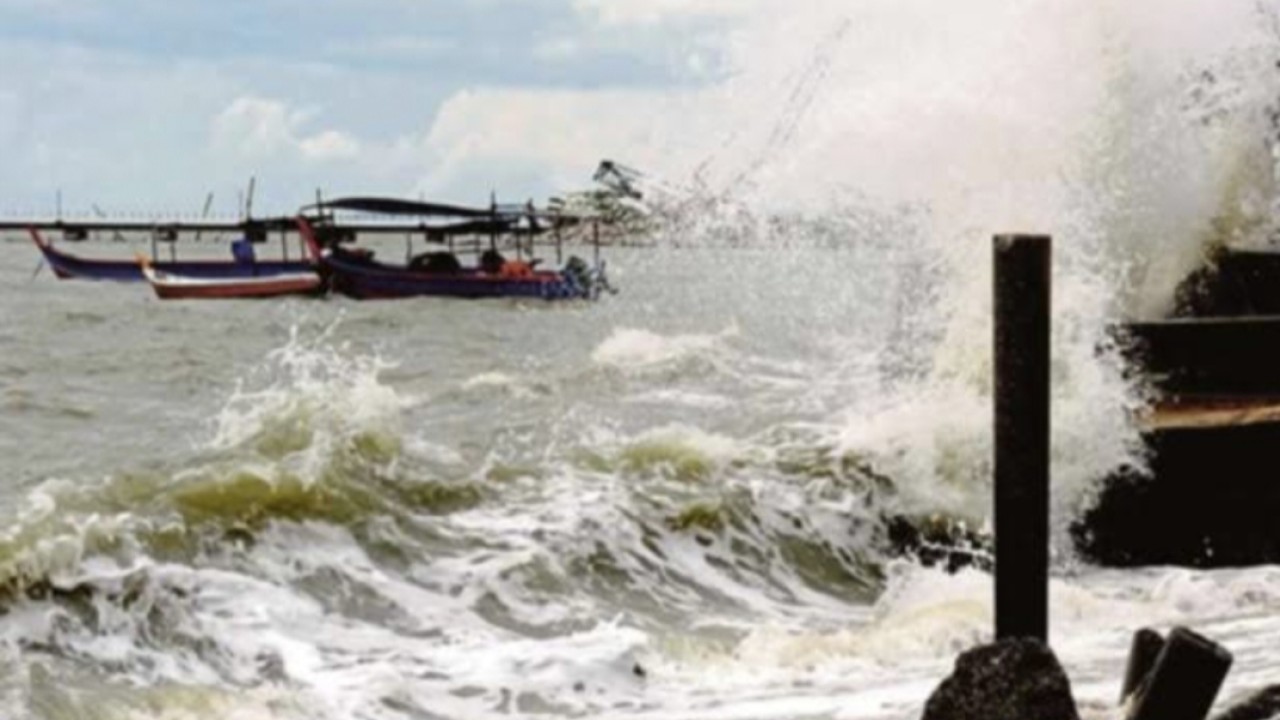 Air laut pantai Ancol pasang