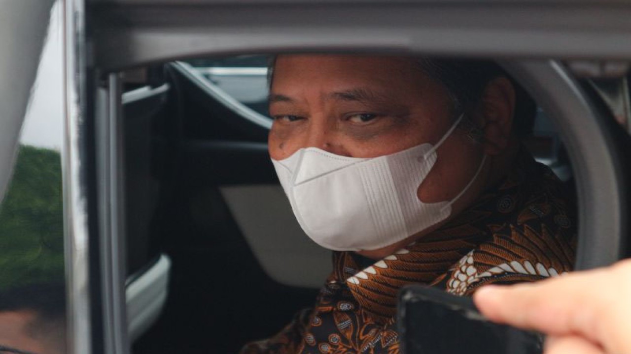 Menteri Koordinator bidang Perekonomian Airlangga Hartarto di lingkungan istana kepresidenan Jakarta pada Rabu (28/12/2022). ANTARA/Desca Lidya Natalia.