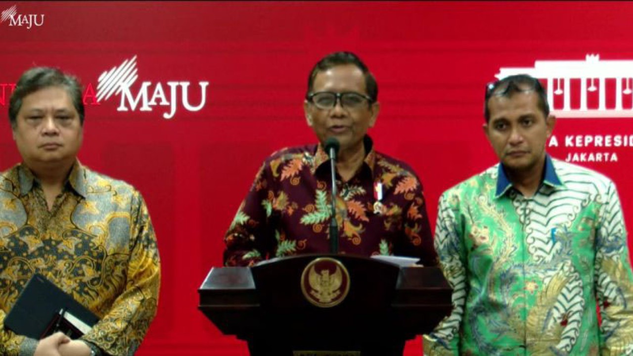 Tangkap layar Menteri Koordinator bidang Ekonomi Airlangga Hartarto, Menteri Koordinator bidang Politik, Hukum dan Keamanan (Menkopolhukam) Mahfud MD dan Wakil Menteri Hukum dan HAM Edward Omar Sharif Hiariejdi saat menyampaikan pernyataan pers di Kantor Presiden Jakarta pada Jumat (30/12/2022). (ANTARA/Desca Lidya Natalia)