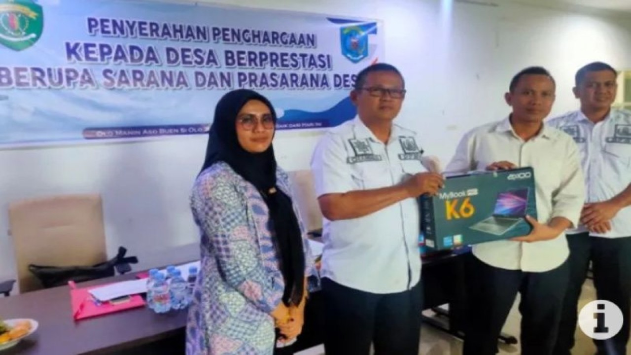 Kasubag Perencanaan Program DPMPD Kaltim​​​​​​​ Aisyiah saat menyerahkan bantuan laptop kepada 14 desa di Kabupaten Paser. (ANTARA/R. Wartono)