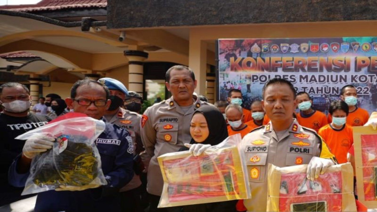 Kapolres Madiun Kota AKBP Suryono didampingi jajaran memimpin kegiatan pers rilis tentang anev kasus narkoba yang ditangani kepolisian setempat selama tahun 2022 di Mapolres Madiun Kota. ANTARA/Louis Rika
