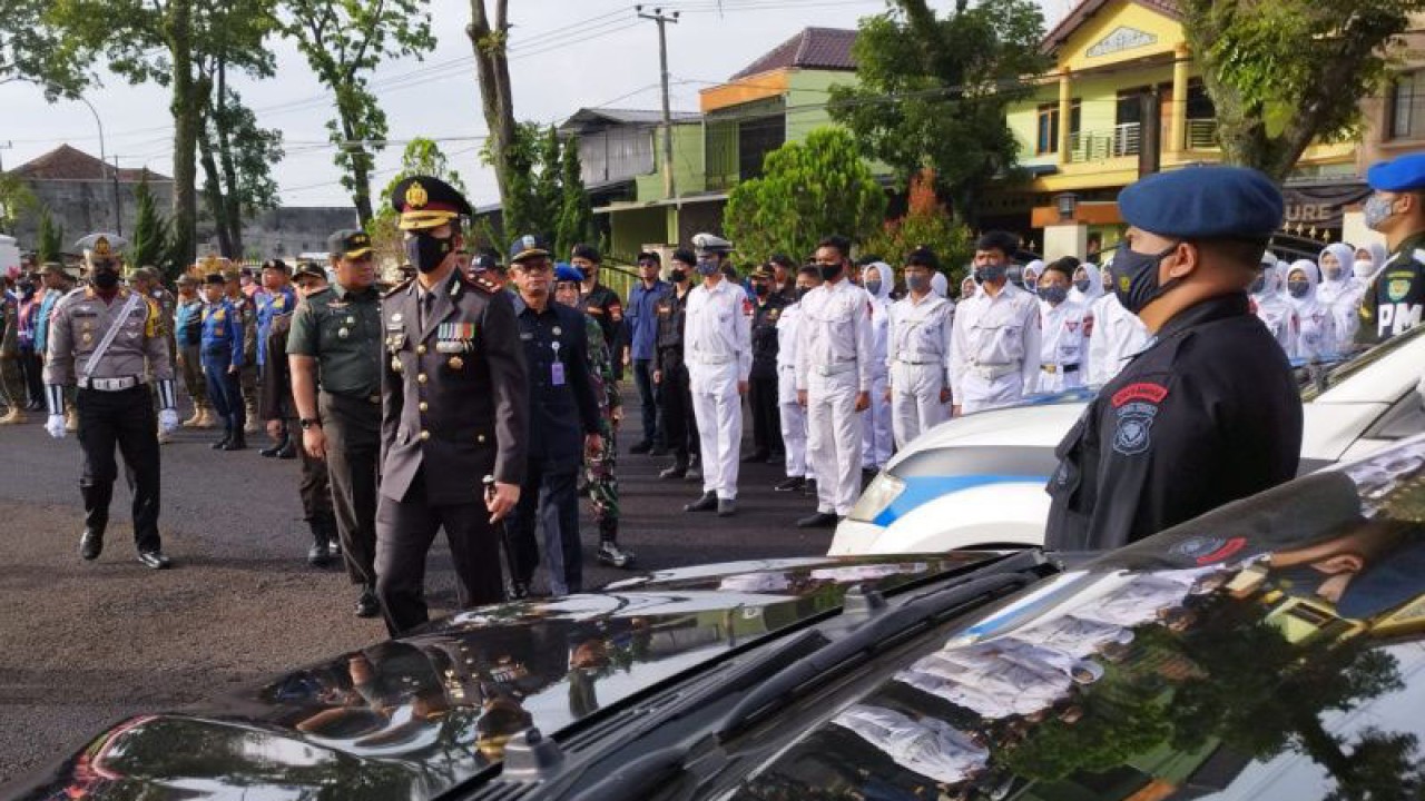 Kepala Kepolisian Resor Garut AKBP Wirdhanto Hadicaksono mengecek kesiapan anggota saat gelar pasukan Operasi Lodaya 2022 Pengamanan Natal dan Tahun Baru di Markas Polres Garut, Jawa Barat, Kamis (22/12/2022). (ANTARA/Feri Purnama)