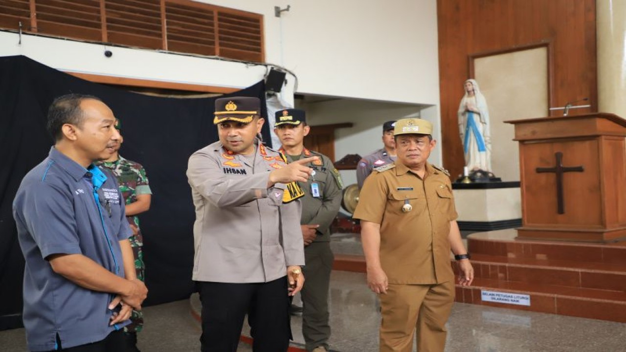 Wakil Bupati Bantul Joko Purnomo, Kepala Polres Bantul AKPB Ihsan, dan pejabat Satuan Polisi Pamong Praja meninjau persiapan pelaksanaan peribadatan dan perayaan Natal di gereja pada Kamis (22/12/2022). (ANTARA/HO-Humas Pemkab Bantul)