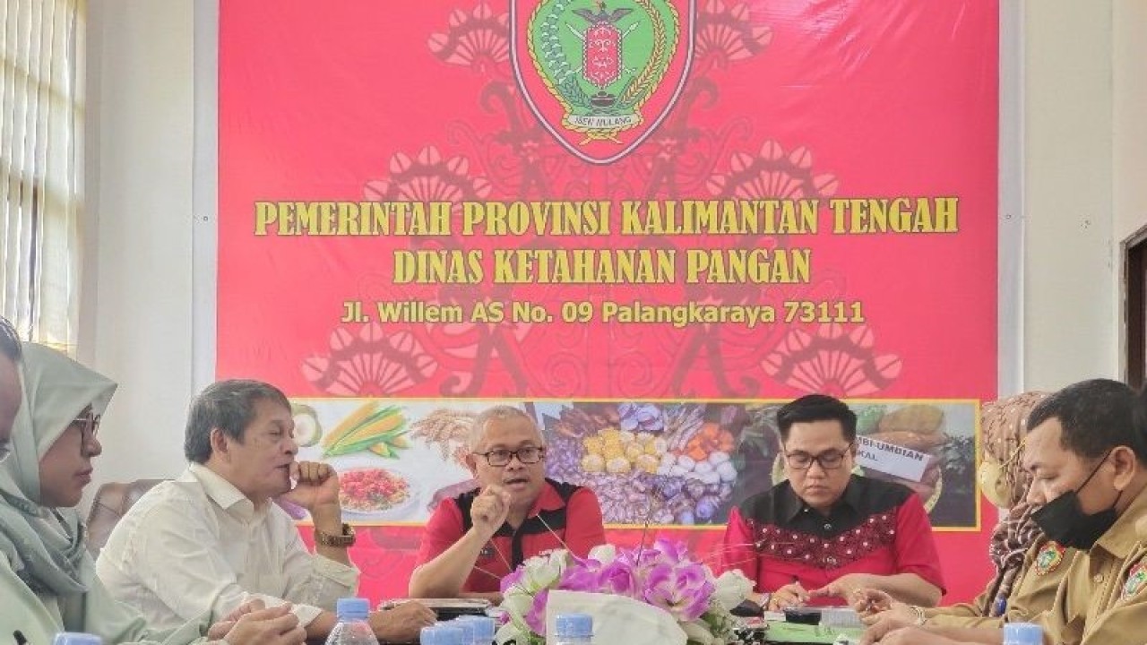 Kepala Dinas Ketahanan Pangan Kalteng Riza Rahmadi (tiga kiri) bersama Wakil Ketua I DPRD Bartim Ariantho S Muler (tiga kanan) dalam rapat membahas Usulan Pangan di Palangka Raya, Senin, (12/12/2022). ANTARA/Muhammad Arif Hidayat