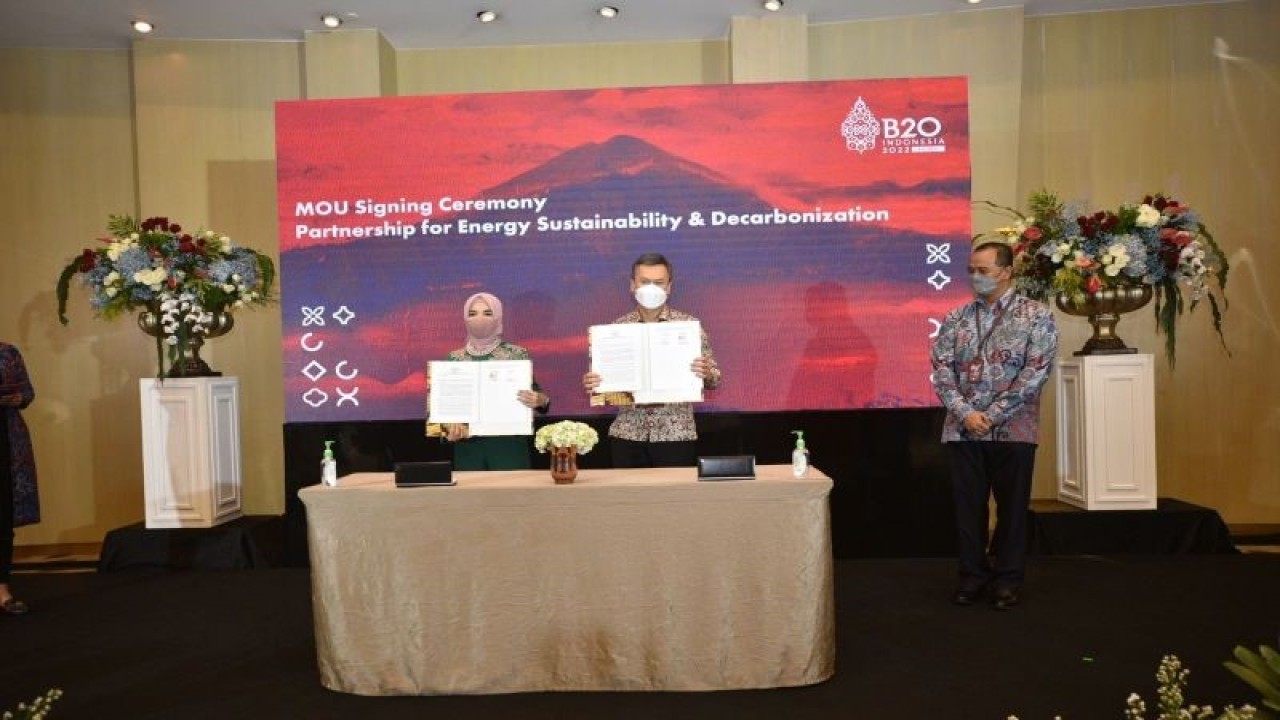 Direktur Utama Pertamina Nicke Widyawati (kiri) memperlihatkan dokumen kerja sama untuk keberlanjutan energi dan dekarbonisasi dalam agenda Stakeholders Consultation oleh B20 Task Force Energy, Sustainability, and Climate. (ANTARA/HO-Pertamina)