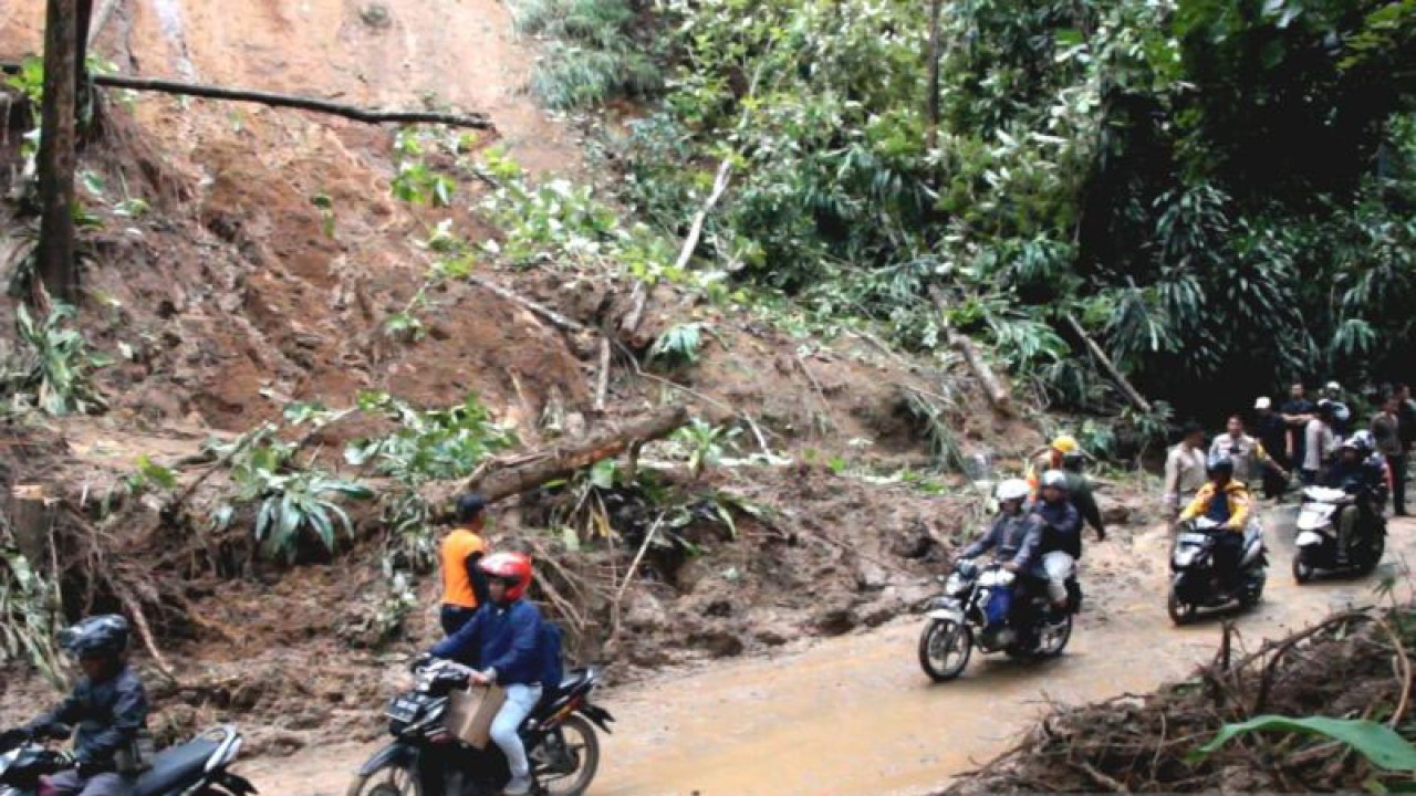 Akses jalan utama Sukabumi-Palabuhanratu yang bestatus Jalan Nasional II Sukabumi tepatnya di Kampung Pasirsuren Desa Tonjong Kecamatan Palabuhanratu Kabupaten Sukabumi, Jabar, yang sempat tertutup longsor saat ini sudah kembali bisa dilalui kendaraan. Antara/Aditya Rohman