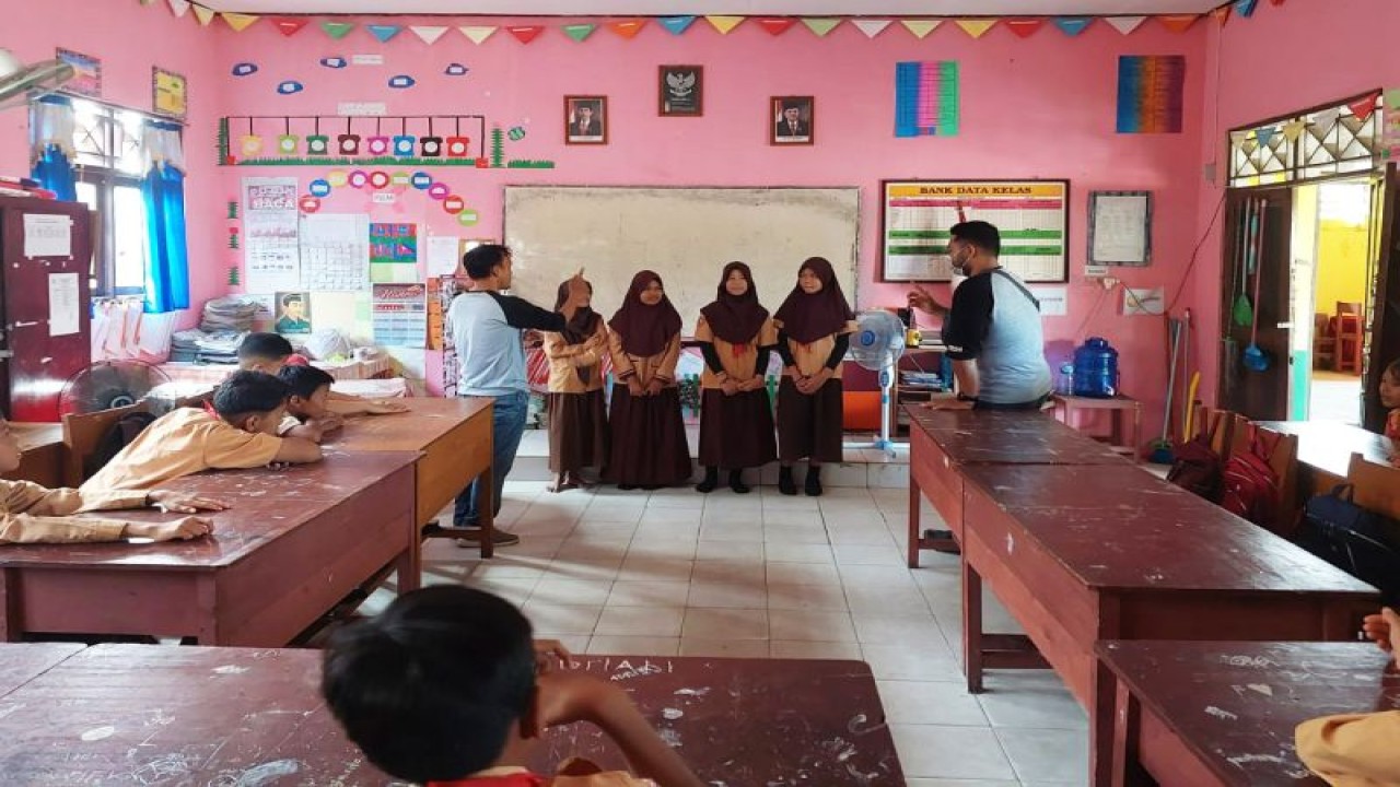 Aktivitas program Trakindo Volunteers Mengajar di sejumlah sekolah di berbagai daerah, beberapa waktu lalu. ANTARA/HO-Dokumentasi pribadi