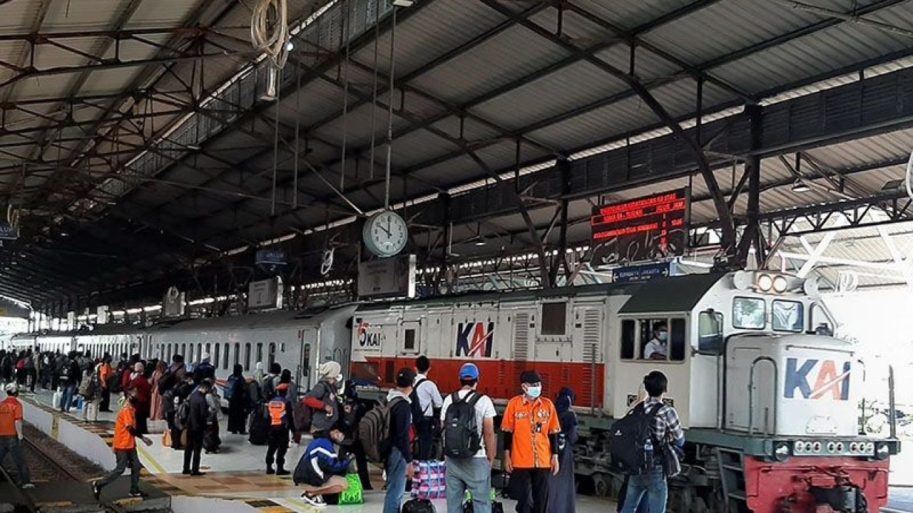 Aktivitas calon penumpang kereta api di Stasiun Purwokerto, Kabupaten Banyumas. ANTARA/Sumarwoto
