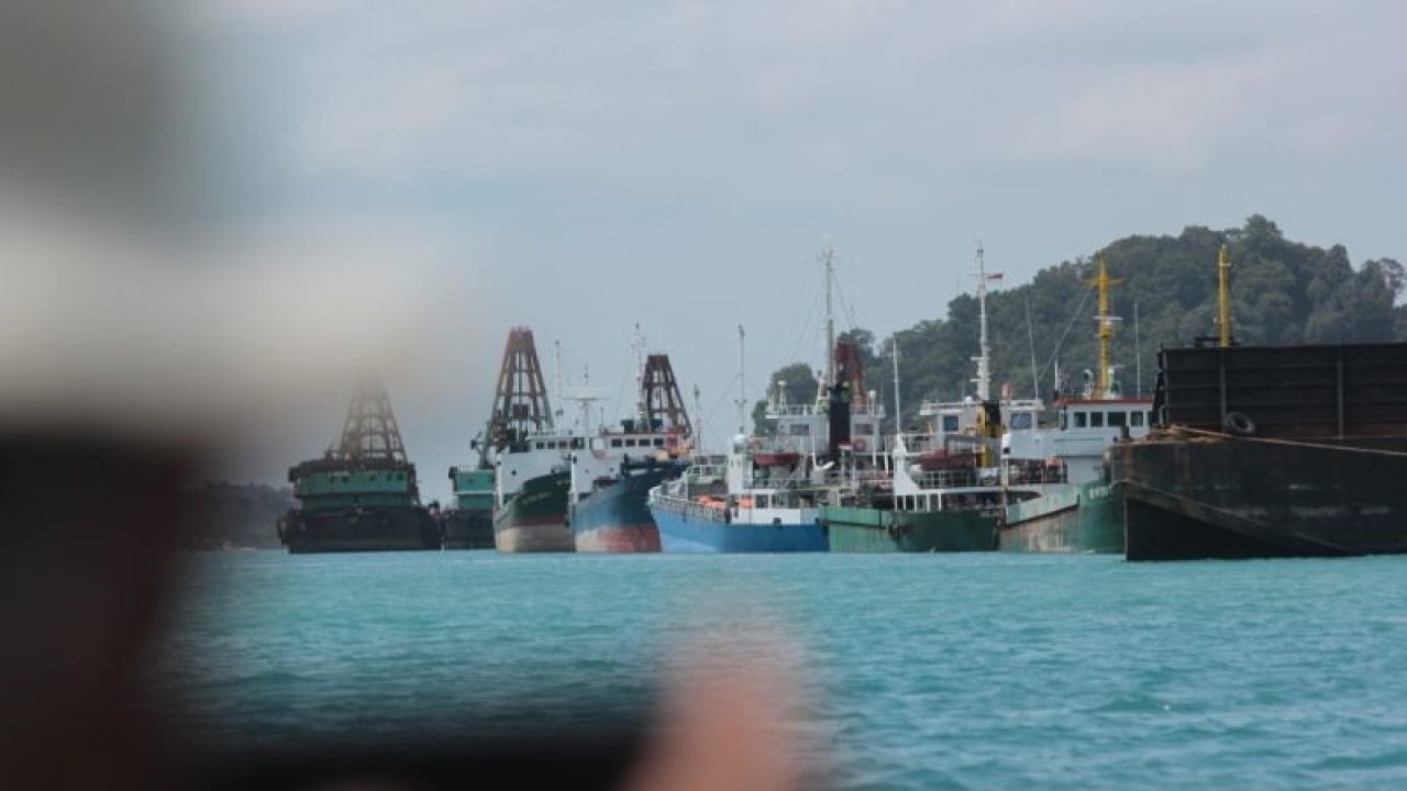 Aktivitas di Perairan Galang Batang, Kabupaten Bintan, yang ditetapkan sebagai Kawasan Ekonomi Khusus (KEK).ANTARA/Nikolas Panama