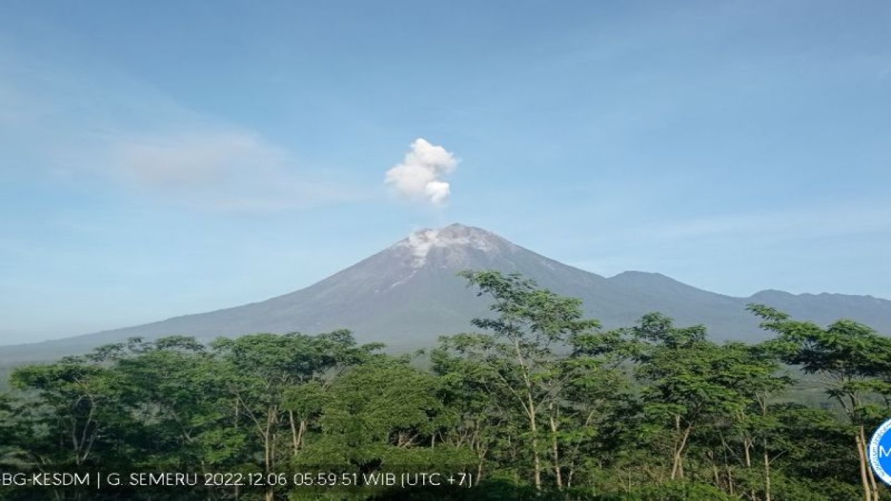 Aktivitas Gunung Semeru yang terpantau dari Pos Pengamatan Gunung Api (PPGA) Semeru di Gunung Sawur, Selasa (6/12/2022). (ANTARA/HO-PVMBG)