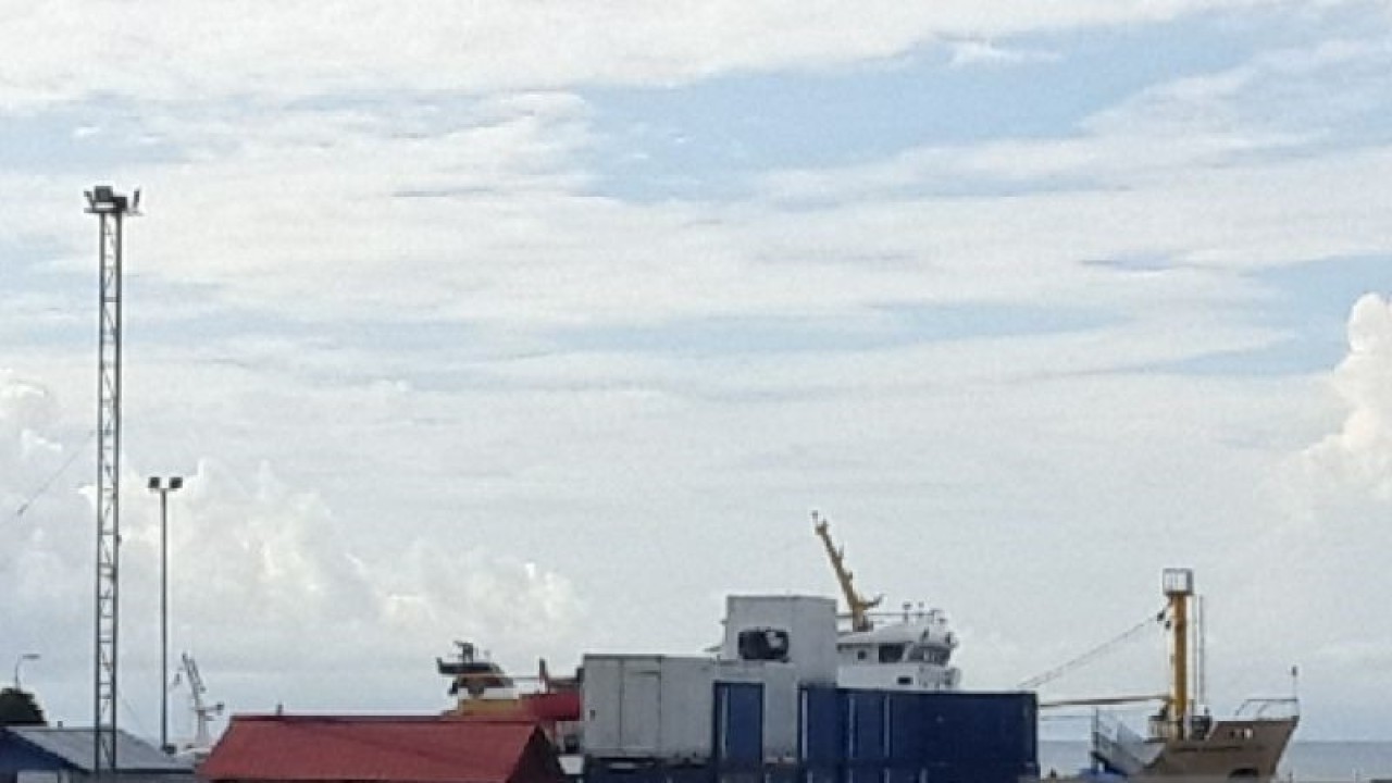 Aktivitas pelayanan keberangkatan kapal di Pelabuhan Biak, Papua pada Kamis (8/12/2022) pagi. ANTARA/Muhsidin