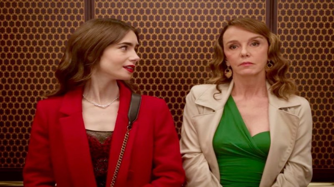 Aktris Lily Collins dan Philippine Leroy-Beaulieu dalam serial "Emily in Paris" (2020). (ANTARA/HO-via IMDb)