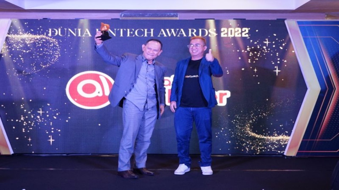 Akulaku Paylater saat menerima penghargaan sebagai Fintech Paylater Terbaik 2022 dalam Duniafintech Awards 2022. (ANTARA/HO-Istimewa)