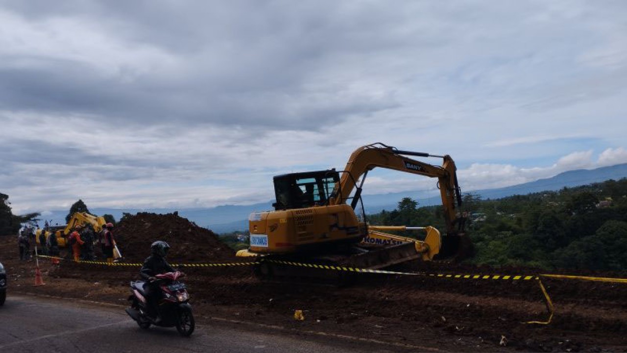 Sejumlah petugas dengan kendaraan alat berat melakukan pencarian korban di kawasan Warung Sate Shinta, Kabupaten Cianjur, Jawa Barat, Jumat (2/12/2022). (ANTARA/Feri Purnama)