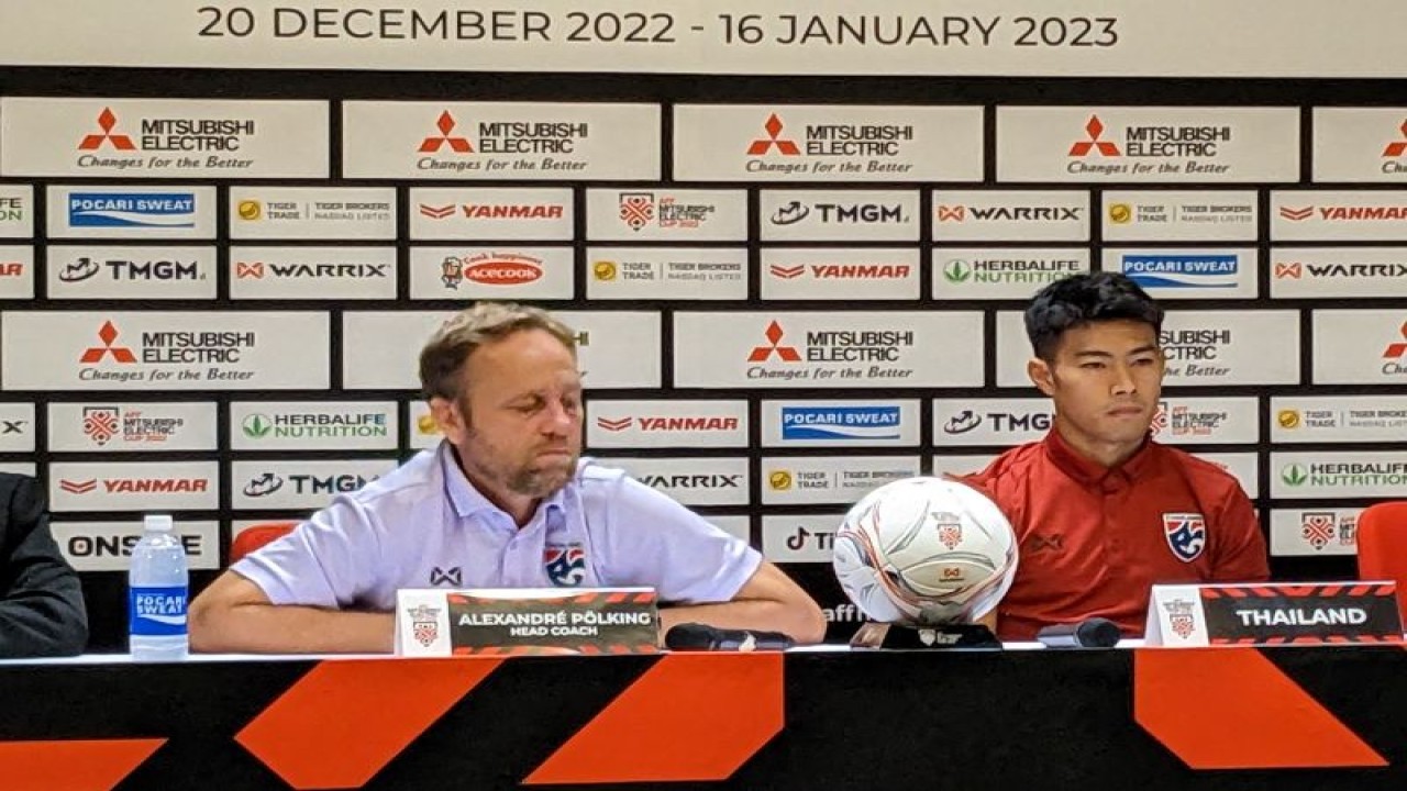 Pelatih tim nasional Thailand Alexandre Polking (kiri) dan gelandang skuadnya Sarach Yooyen memberikan pernyataan kepada media pada konferensi pers sebelum laga Grup A Piala AFF 2022 kontra Indonesia di Stadion Utama Gelora Bung Karno, Jakarta, Rabu (28/12/2022). (ANTARA/Michael Siahaan)