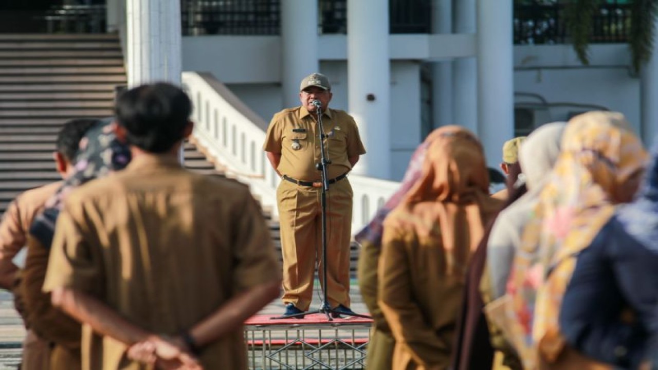 Bupati Siak, Alfedri saat memimpin apel meminta para jajaran untuk meningkatkan penerapan sistem pemerintahan berbasis elektronik ditingkatkan karena indeksnya masih 1.92 persen. (ANTARA/HO-Pemkab Siak)