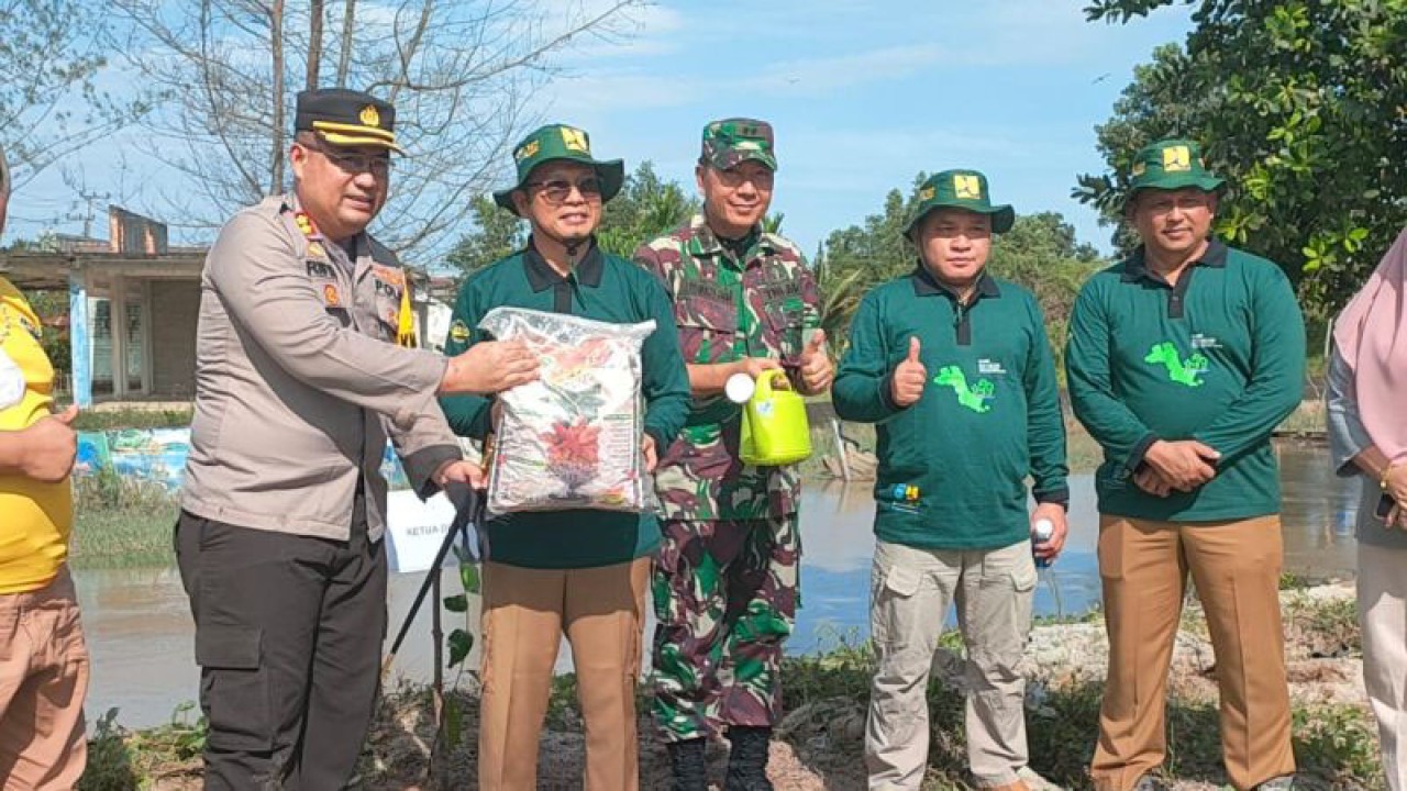 Bupati Bangka Tengah, Algafry Rahman saat melakukan penanaman pohon di bantaran Sungai Berok, Selasa (20/12) (ANTARA/Ahmadi)
