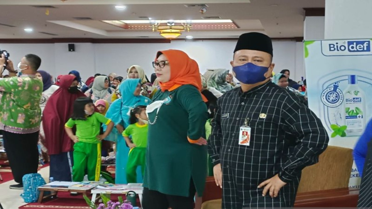 Sekretaris Kota Administrasi Jakarta Selatan Ali Murtadho dan Ketua TP PKK Jakarta Selatan Essie Munjirin mengikuti senam PAUD di Jakarta, Jumat (23/12/2022). ANTARA/Yoanita HD