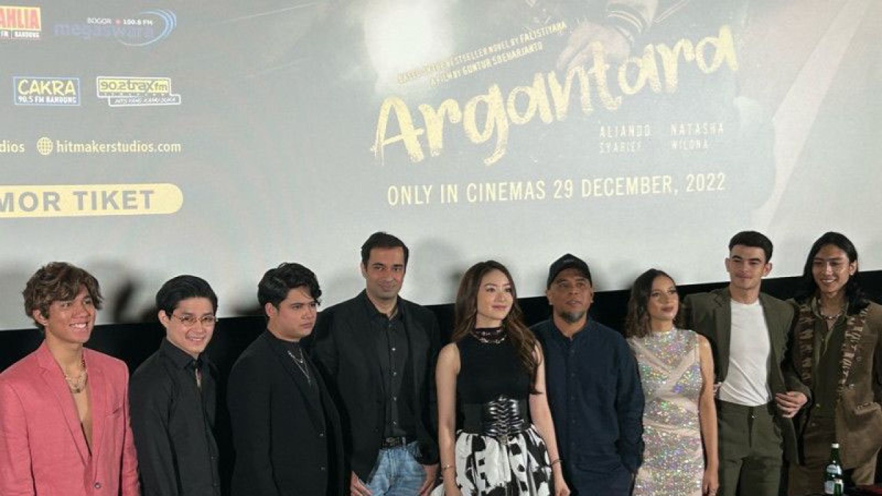 Aliando Syarief, Natasha Wilona serta para pemain lainnya saat menghadiri pemutaran pertama film "Argantara" di Jakarta, Sabtu (17/12/2022) (ANTARA/Maria Cicilia Galuh)
