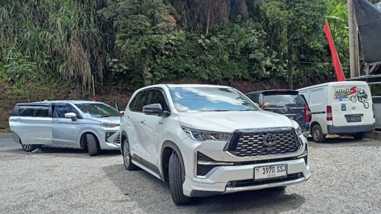 All New Toyota Kijang Innova Zenix tiba di sebuah rumah makan di kawasan wisata Kopeng, Jawa Tengah, Selasa (20/12/2022) (ANTARA/Fathur Rochman)