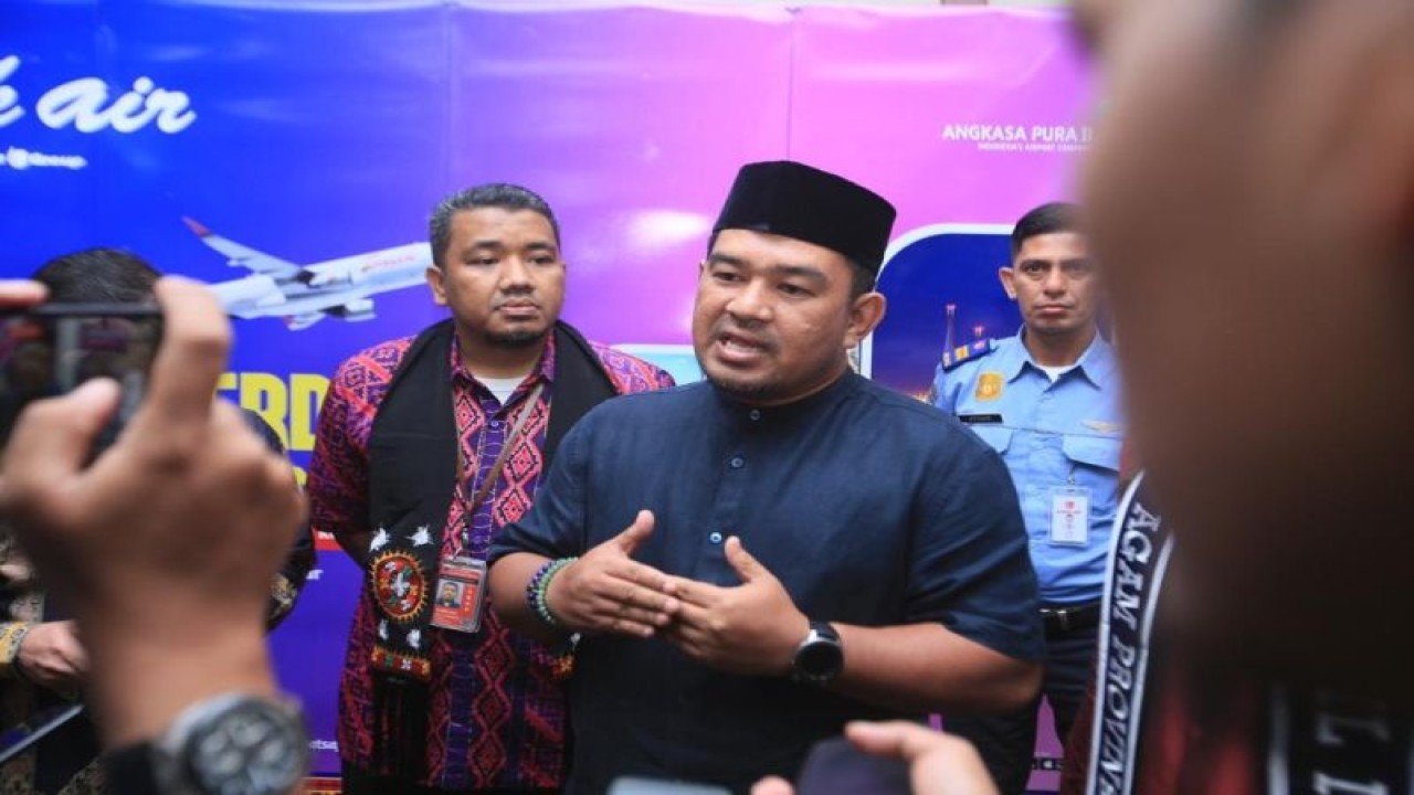 Kadisbudpar Aceh Almuniza Kamal di sela-sela penerbangan perdana Batik Air rute Banda Aceh-Penang, Jumat (ANTARA/HO)