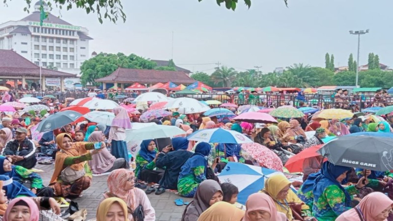 Ribuan peggembira duduk di areal taman alun-alun Kota Ponorogo demi menyaksikan jalannya pembukaan Musyawarah Wilayah (muswil) ke-16 Muhammadiyah Jawa Timur di Ponorogo, Sabtu (24/12/2024) (ANTARA/HO - Media Center Musywil ke-16 Muhammdiyah Jawa Timur)