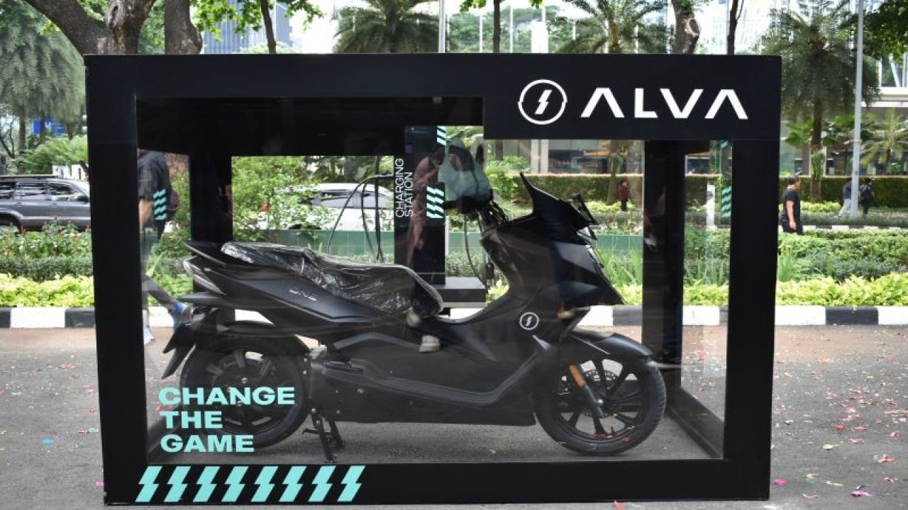 Alva serah terima motor listrik Alva One di Experience Center SCBD (ANTARA/HO)