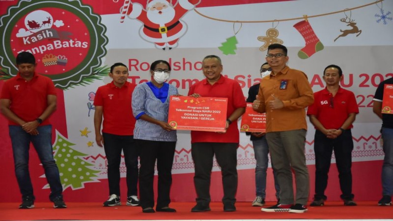 Telkomsel menyalurkan sejumlah bantuan bagi warga Ambon dalam rangka menyambut Natal dan Tahun Baru 2023, melalui Program Telkomsel Siaga. ANTARA/HO-Telkomsel.