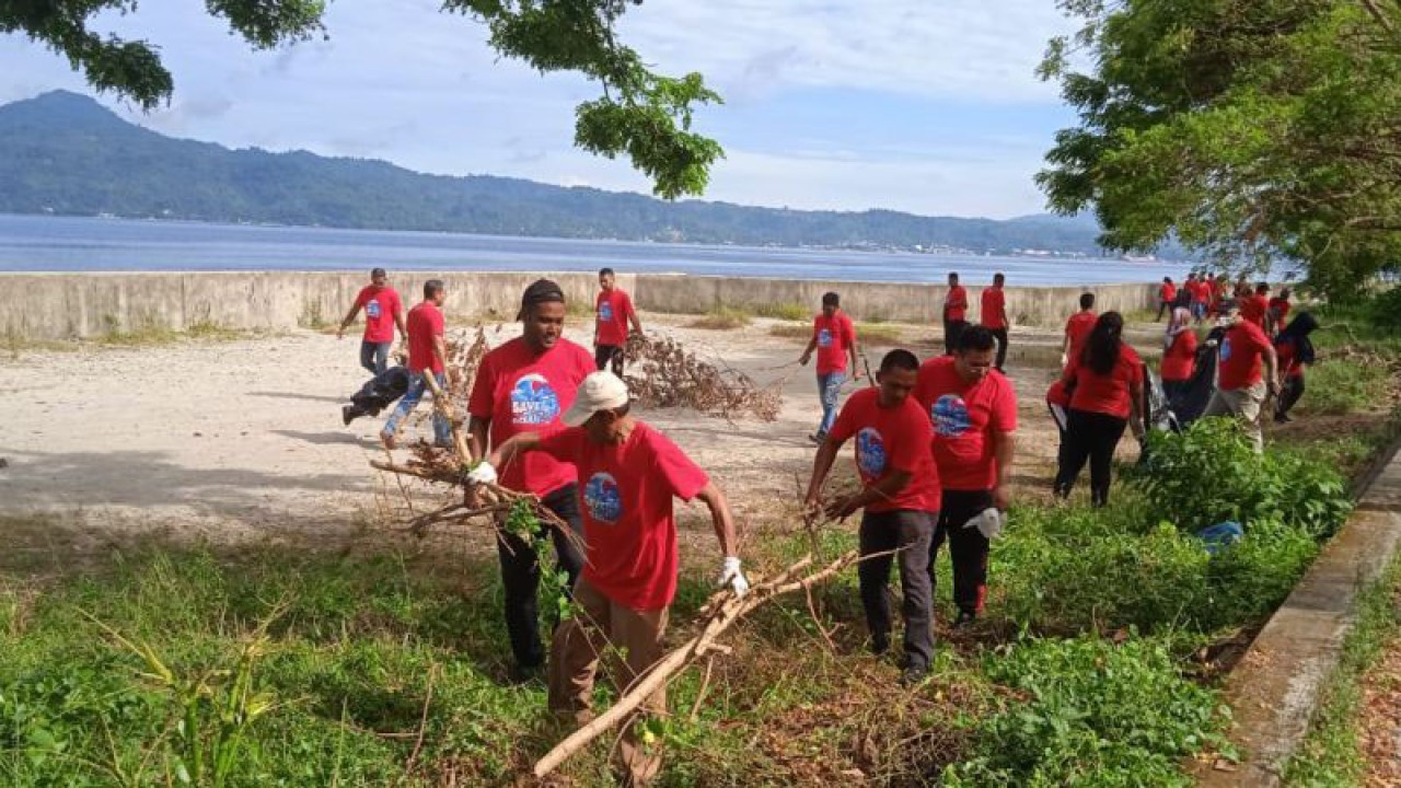 Pegawai Dinas Kelautan dan Perikanan membersihkan sampah di kawasan Pantai Tapal Kuda, Kecamatan Nusaniwe, Kota Ambon, Provinsi Maluku, Selasa (13/12/2022). (ANTARA/Jimmy Ayal)