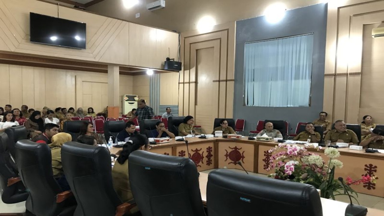 Suasana uji publik rancangan peraturan daerah tentang perlindungan dan pemenuhan hak penyandang disabilitas di ruang rapat utama DPRD Kota Ambon, Selasa (20/12/2022). (ANTARA/Winda Herman)