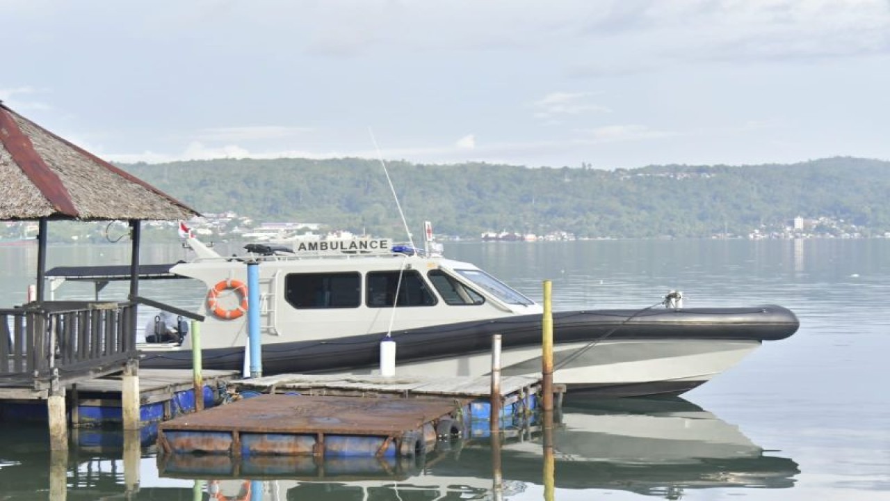 Ambulans laut Dinas Kesehatan Lantamal IX Ambon sandar di Dermaga Lantamal IX Ambon. (HO Dispen Lantamal IX Ambon)