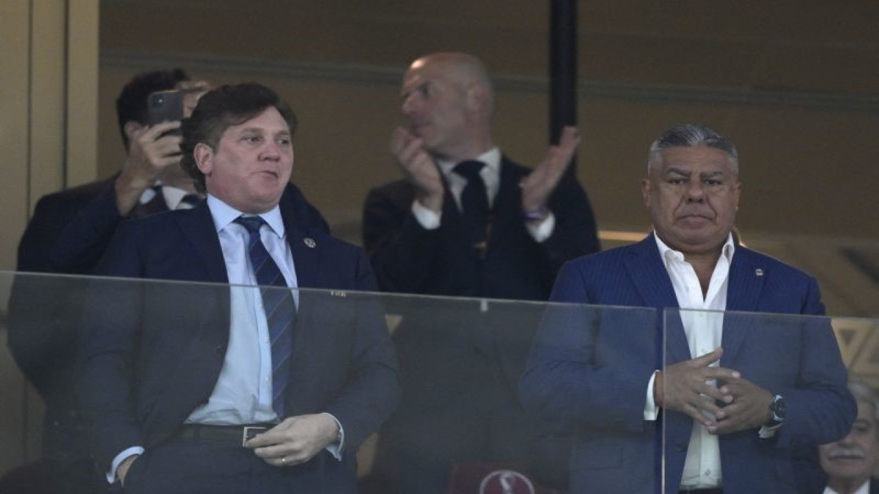 Presiden CONMEBOL Alejandro Dominguez (kiri) bersama Presiden asosiasi sepak bola Argentina Claudio Fabian Tapia (kanan) saat menyaksikan laga perempat final Piala Dunia 2022 Qatar antara Belanda kontra Argentina di Lusail Stadium, Doha, pada 9 Desember 2022. (AFP/JUAN MABROMATA)