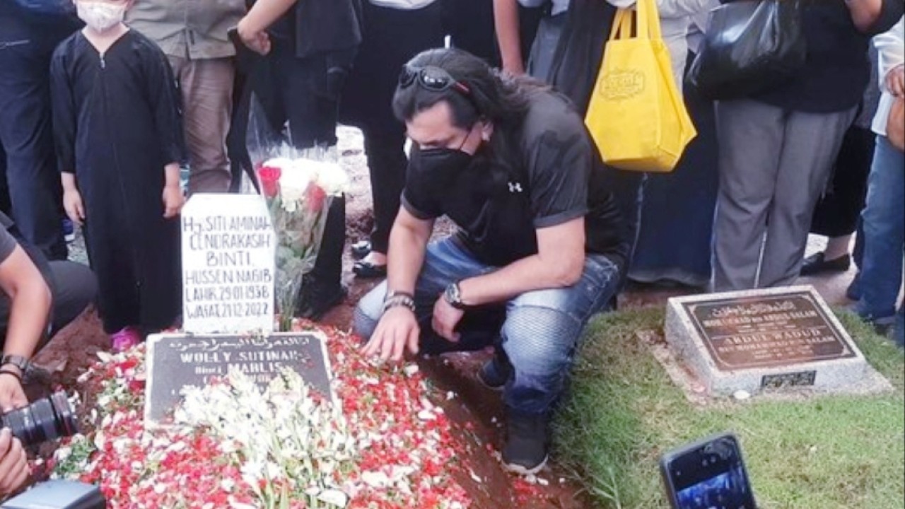 Makam Aminah Cendrakasih satu liang dengan Mak Wok/net