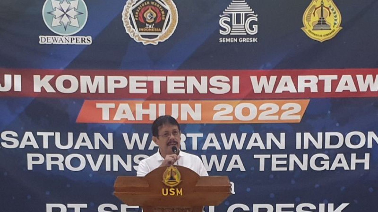 Ketua PWI Jawa Tengah Amir Machmud NS memberi sambutan dalam pembukaan UKW di USM, Kamis (8/12). ANTARA/Achmad Zaenal M