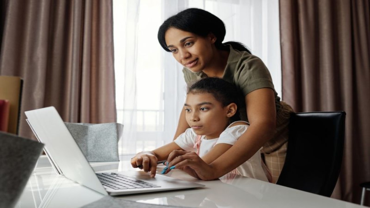 Ilustrasi orang tua mendampingi anaknya saat mengakses internet agar anak terhindar dari kejahatan siber. (ANTARA/HO/Pexels)