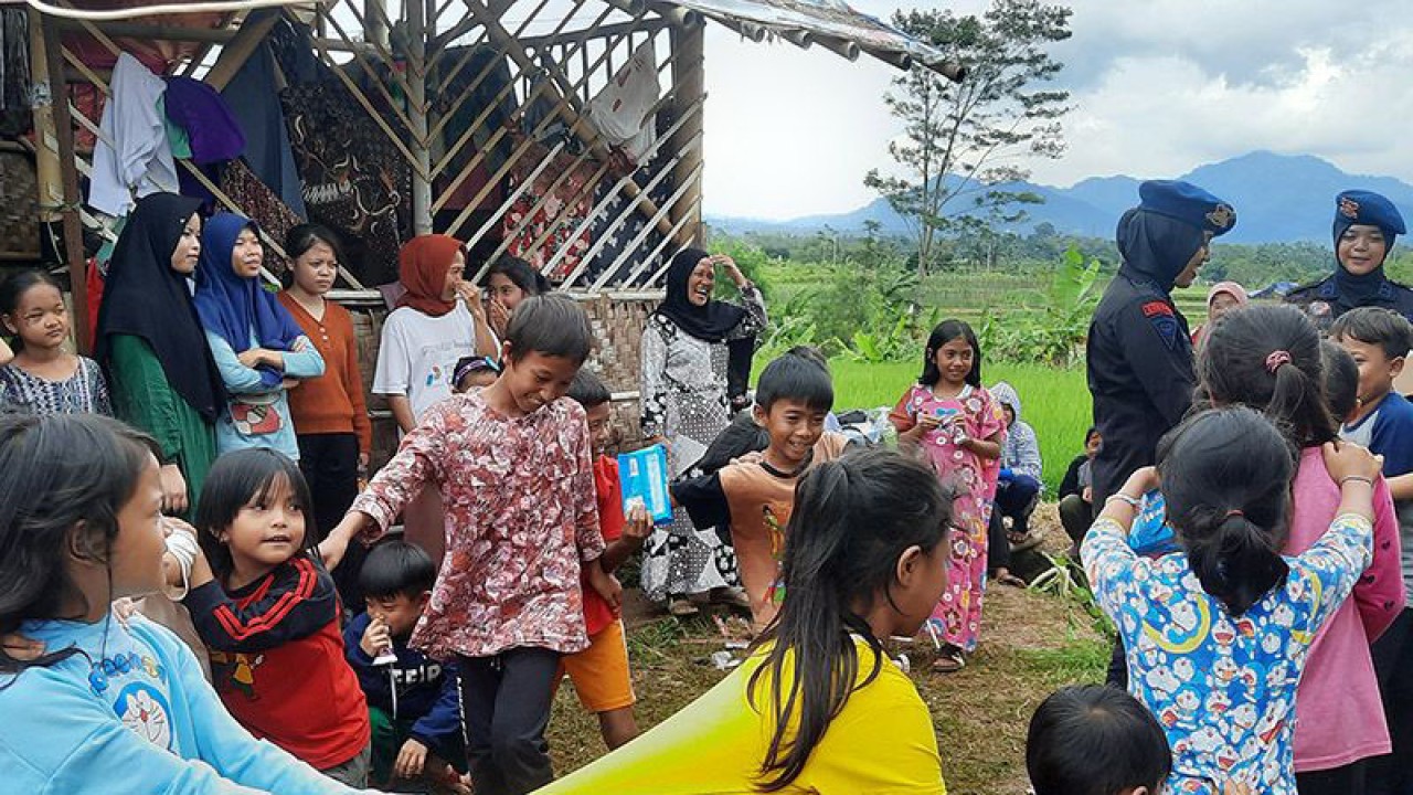 Anak-anak pengungsi gempa di Kampung Cipetir, Desa Walet, Warung Kondang, Kabupaten Cianjur, Jawa Barat mengikuti kegiatam pemulihan trauma oleh Korps Brimob Polri, Sabtu (26/11/2022). ANTARA/Laily Rahmawaty/am.