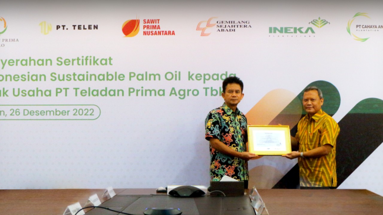 Pemberian Sertifikat ISPO Direktur Utama PT TUV Rheinland Indonesia Nyoman Susila kepada Direktur Keberlanjutan TLDN Yayan Handian Ginanjar di Jakarta, Senin (26/12/2022). (ANTARA/HO-TLDN/pri)