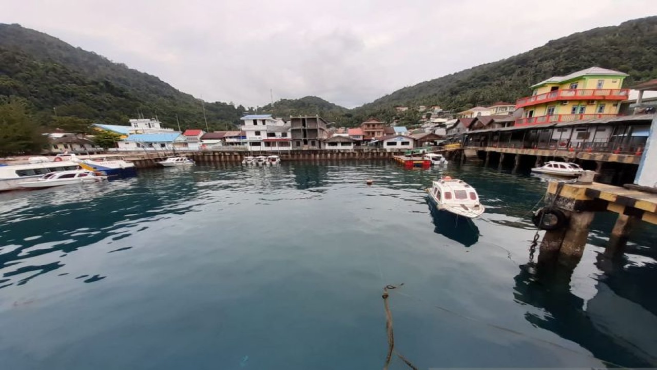 Aktivitas kapal di Perairan Tarempa, Kepulauan Anambas, Kepulauan Riau, salah satu daerah yang berbatasan dengan negara tetangga. ANTARA/Nikolas Panama