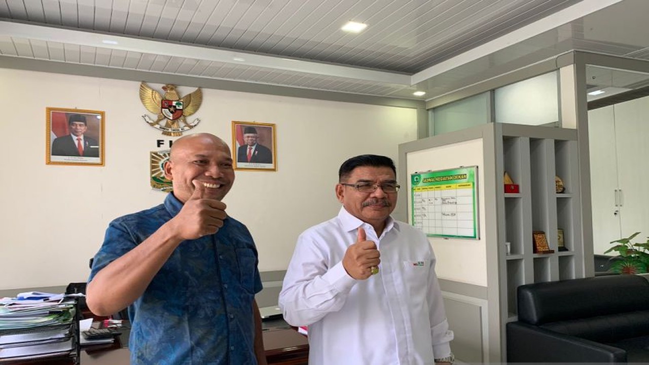 Dekan FIB Universitas Andalas Prof Herwandi dan Ketua Panitia Anugerah Sastra Andalas, Sudarmoko Ph.D di Padang, Sumbar, Rabu (14/12/2022) (FOTO ANTARA/Mario SN)