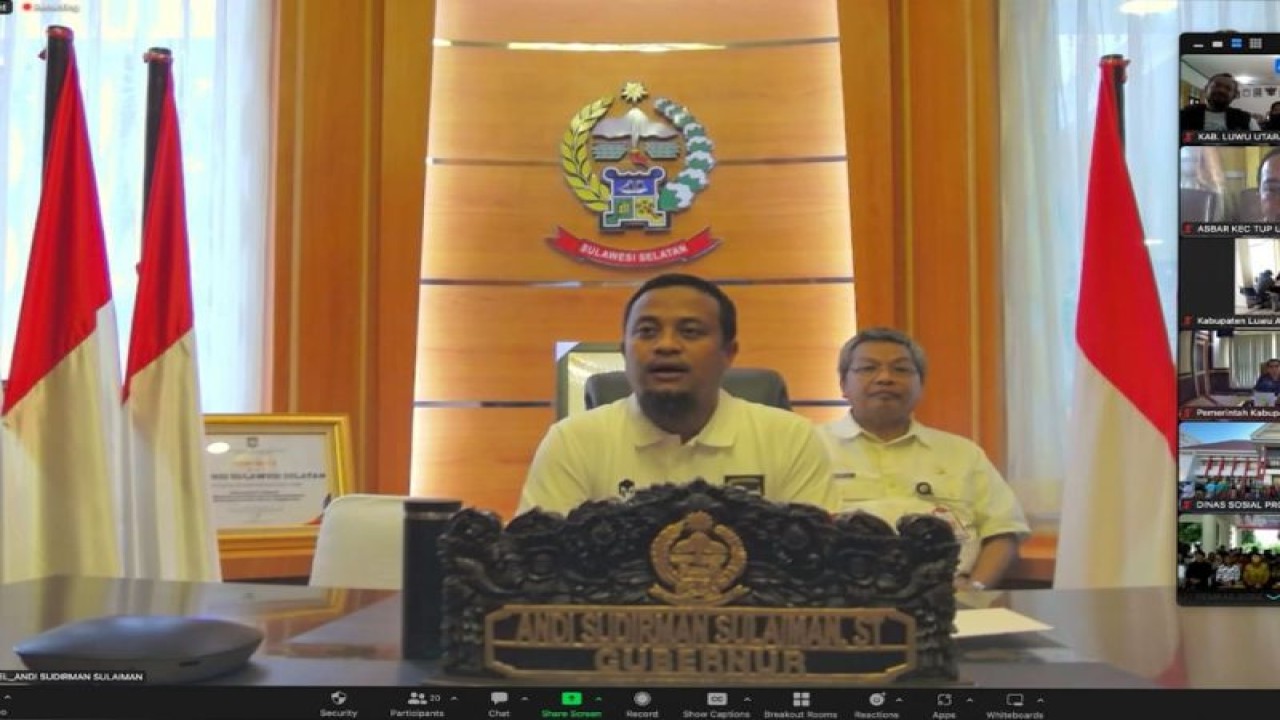 Gubernur Sulawesi Selatan Andi Sudirman Sulaiman pada acara penyerahan BLT bagi keluarga penerima bantuan di lima daerah di Kota Makassar, Jumat (30/12/2022). (ANTARA/HO Humas Pemprov Sulsel)