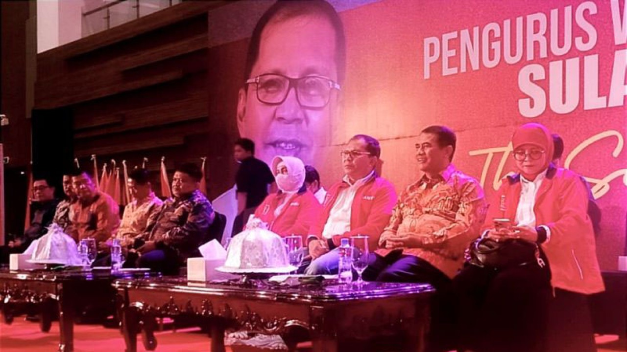 Ketua Umum IKA Unhas Andi Amran Sulaiman (dua kanan) bersama Ketua IKA Unhas Wilayah Sulsel Moh Ramdhan Pomanto (tiga kanan) bersama jajaran pengurusnya saat mengikuti proses pelantikan pengurus IKA Unhas wilayah Sulsel di hotel Four Poin by Sheraton Makassar, Sulawesi Selatan, Senin (19/12/2022). ANTARA Darwin Fatir.