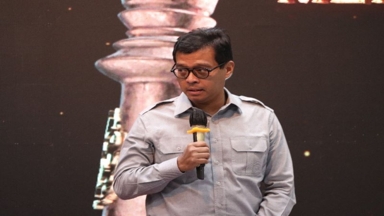 Gubernur Lembaga Ketahanan Nasional Republik Indonesia, Andi Widjajanto saat saat menjadi pembicara di studium generale 2022-2023 di Universitas Surabaya, Kamis (1/12/2022). (ANTARA/HO-Humas Ubaya)