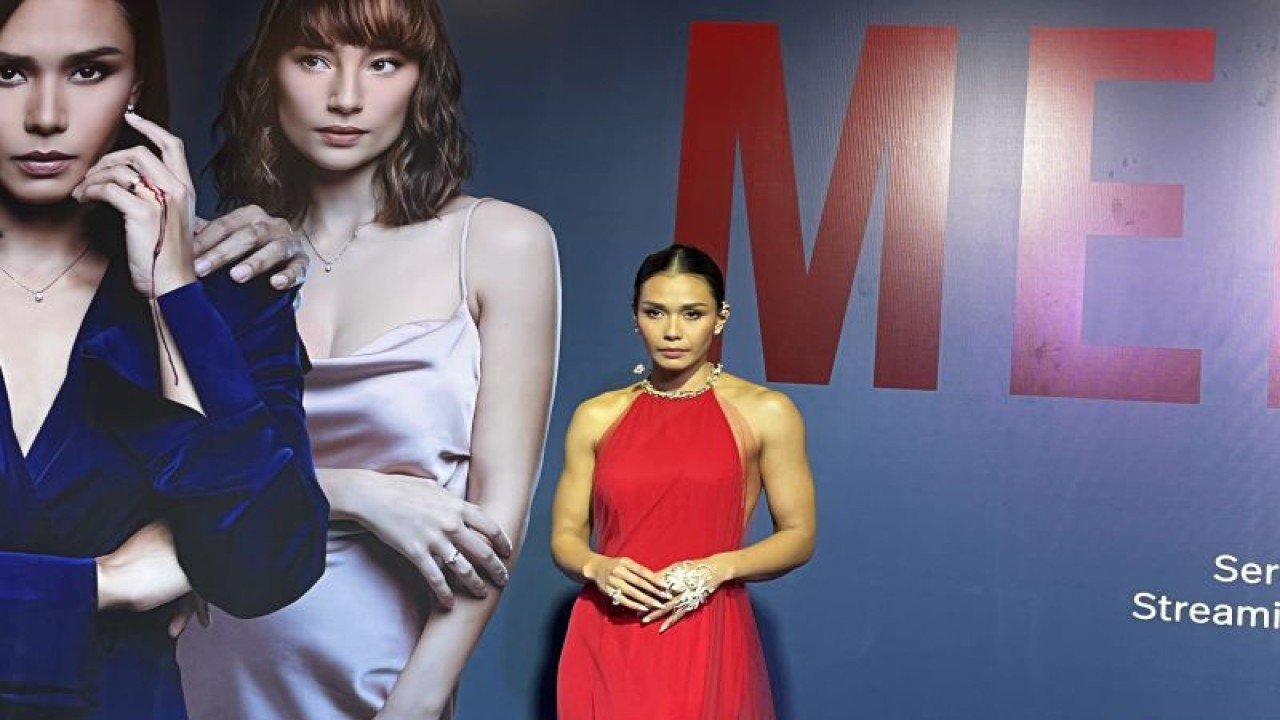 Aktris Adinia Wirasti berpose di acara gala premiere “Mendua” pada Senin (12/12/2022). (ANTARA/Arnidhya Nur Zhafira)